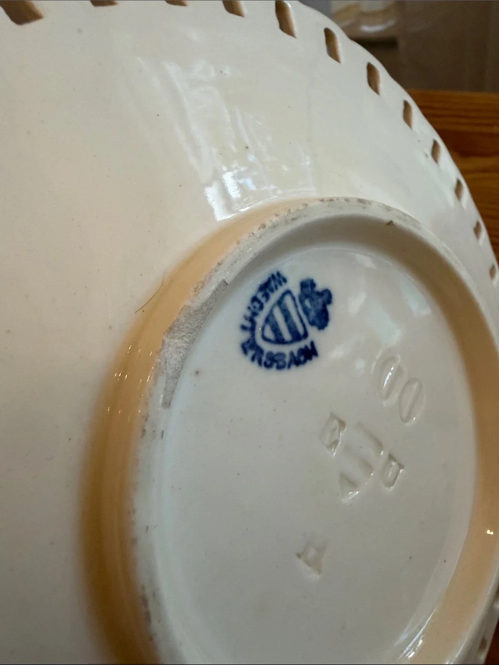 Antique Wedgewood Creamware Basket Weave plate with Scalloped Rim